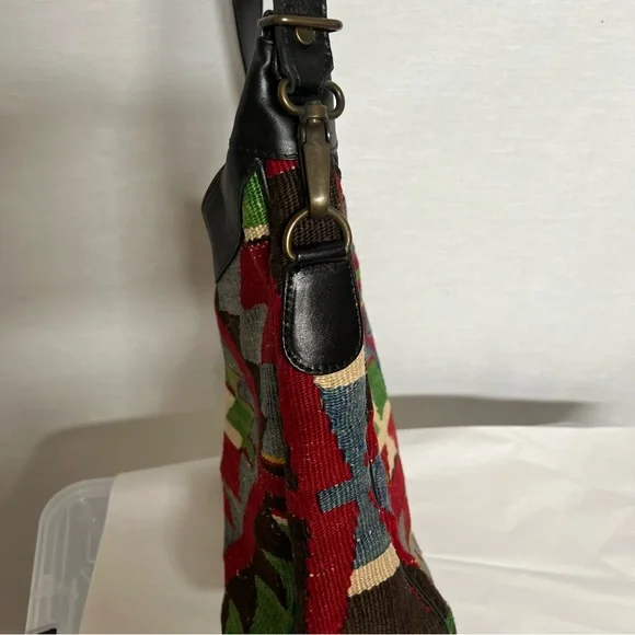 Yun Art Wool & Leather Vibrant Red, Blue, Green Geometric Hobo Kilim Bag